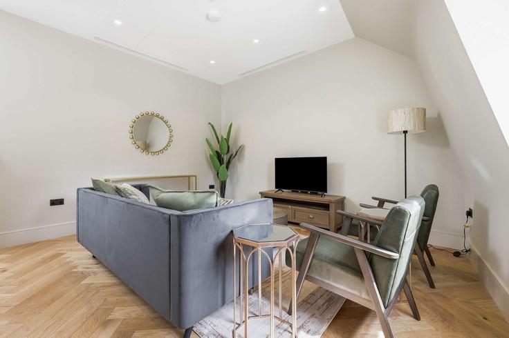 Elegant gestaltetes Wohnzimmer mit moderner Einrichtung in einer Wohnung im Building Cheyne Walk - redwood-living - 1578804 in Royal Borough of Kensington and Chelsea, London