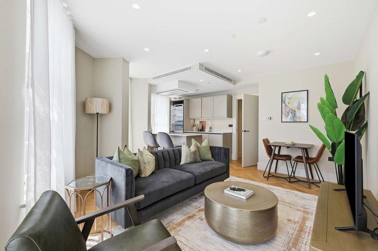 Elegante sala de estar con mobiliario moderno en un apartamento en Building Cheyne Walk - redwood-living - 1578802 en Royal Borough of Kensington and Chelsea, London Elegante sala de estar con mobiliario moderno en un apartamento en Building Cheyne Walk - redwood-living - 1578802 en Royal Borough of Kensington and Chelsea, London