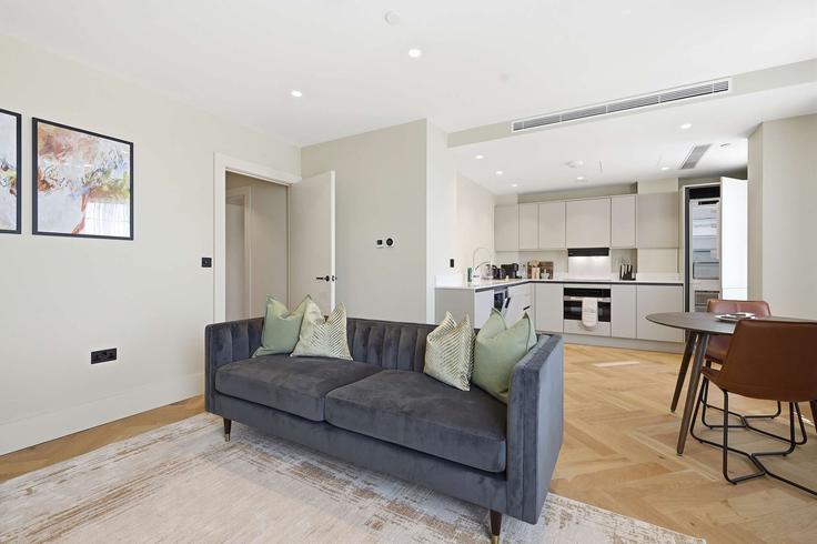 Elegante sala de estar con mobiliario moderno en un apartamento en Building Cheyne Walk - redwood-living - 1578805 en Royal Borough of Kensington and Chelsea, London Elegante sala de estar con mobiliario moderno en un apartamento en Building Cheyne Walk - redwood-living - 1578805 en Royal Borough of Kensington and Chelsea, London