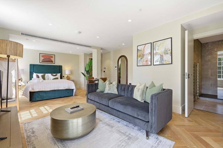 Salle de séjour élégante avec mobilier moderne dans un appartement à Building Cheyne Walk - redwood-living - 1578803 à Royal Borough of Kensington and Chelsea, London Salle de séjour élégante avec mobilier moderne dans un appartement à Building Cheyne Walk - redwood-living - 1578803 à Royal Borough of Kensington and Chelsea, London