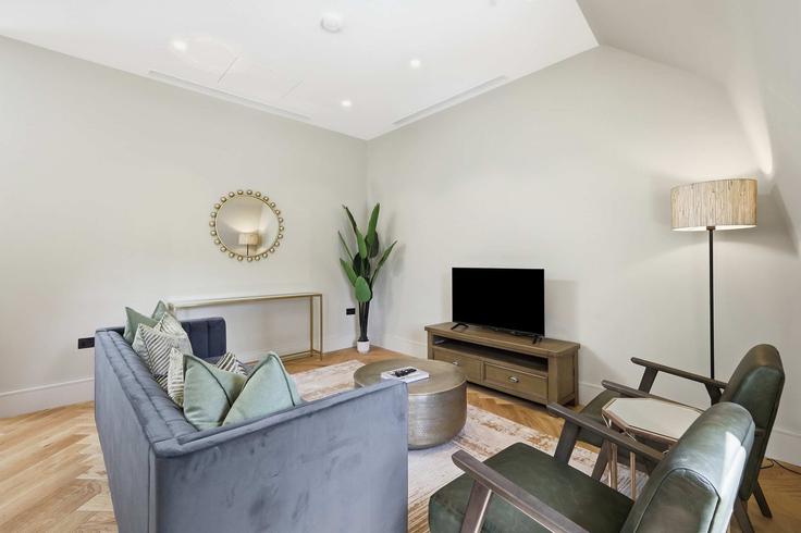 Salle de séjour élégante avec mobilier moderne dans un appartement à Building Cheyne Walk - redwood-living - 1578804 à Royal Borough of Kensington and Chelsea, London