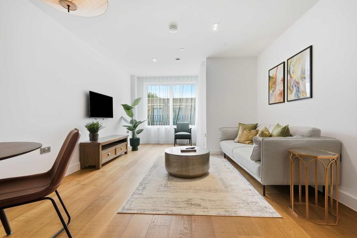 Salle de séjour élégante avec mobilier moderne dans un appartement à Building White Horse Road - redwood-living - 1646057 à London Borough of Tower Hamlets, London