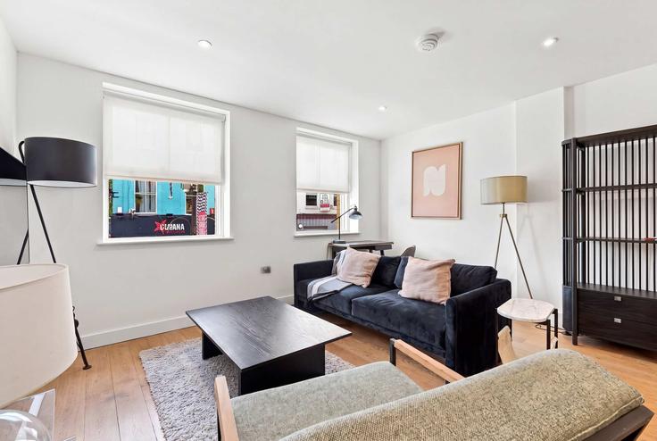 London Borough of Lambeth, London에 위치한 Building Lower Marsh - redwood-living - 1646071 유닛의 세련된 인테리어가 돋보이는 거실 London Borough of Lambeth, London에 위치한 Building Lower Marsh - redwood-living - 1646071 유닛의 세련된 인테리어가 돋보이는 거실