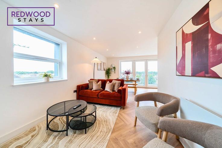 Sala de estar elegantemente projetada com móveis modernos em um apartamento no Building Camp Road - redwood-stays-limited - 1303714 - LON em Rushmoor District, Farnborough