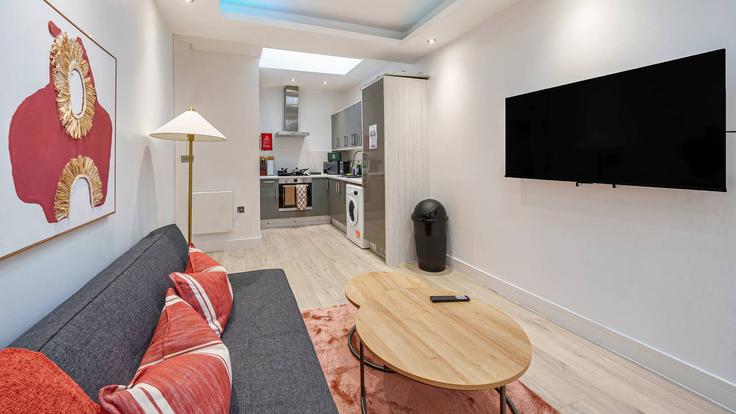 Elegant gestaltetes Wohnzimmer mit moderner Einrichtung in einer Wohnung im Building Grosvenor Road - redwood-stays-limited - 1303738 - LON in Rushmoor District, Aldershot Elegant gestaltetes Wohnzimmer mit moderner Einrichtung in einer Wohnung im Building Grosvenor Road - redwood-stays-limited - 1303738 - LON in Rushmoor District, Aldershot