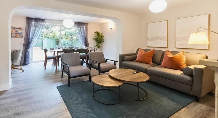 Surrey Heath District, Camberley에 위치한 Building Robin's Bow - redwood-stays-limited - 1303710 유닛의 세련된 인테리어가 돋보이는 거실