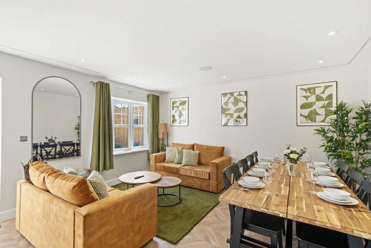 Rushmoor District, Farnborough에 위치한 Building Cove Road - redwood-stays-limited - 1303722 - LON 유닛의 세련된 인테리어가 돋보이는 거실 Rushmoor District, Farnborough에 위치한 Building Cove Road - redwood-stays-limited - 1303722 - LON 유닛의 세련된 인테리어가 돋보이는 거실