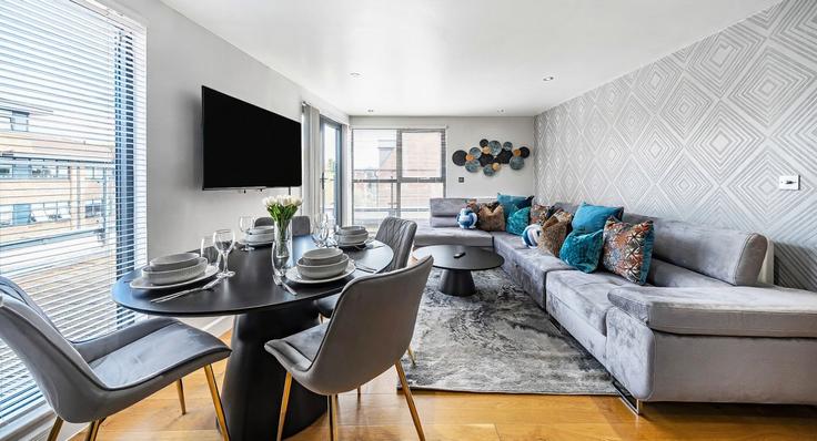 Salle de séjour élégante avec mobilier moderne dans un appartement à Building High Street - redwood-stays-limited - 1303702 à Surrey Heath District, Camberley