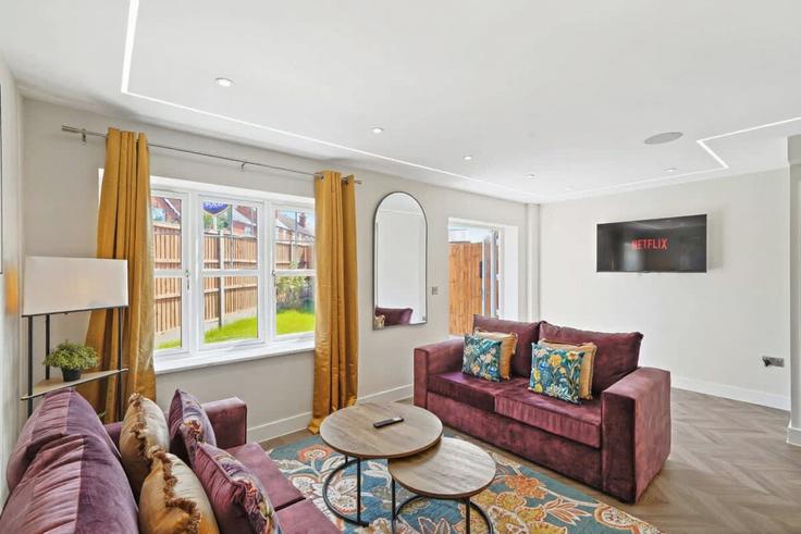 Elegant gestaltetes Wohnzimmer mit moderner Einrichtung in einer Wohnung im Building Cove Road - redwood-stays-limited - 1303718 in Rushmoor District, Farnborough