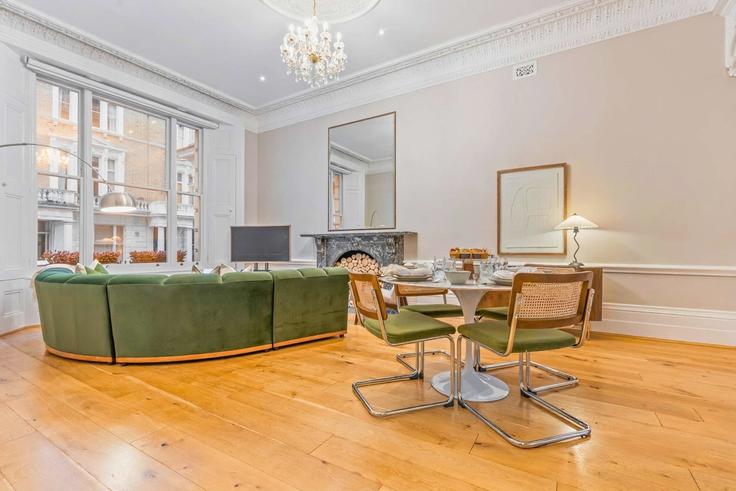 Salle de séjour élégante avec mobilier moderne dans un appartement à Building Clanricarde Gardens - redwood-stays-limited - 1316227 à City of Westminster, London Salle de séjour élégante avec mobilier moderne dans un appartement à Building Clanricarde Gardens - redwood-stays-limited - 1316227 à City of Westminster, London