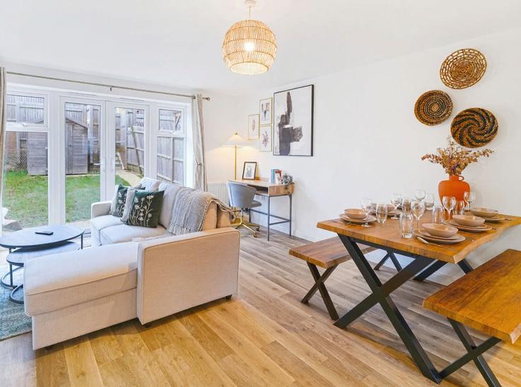 Basingstoke and Deane District, Basingstoke에 위치한 Building Priestley Road - redwood-stays-limited - 1303701 유닛의 세련된 인테리어가 돋보이는 거실