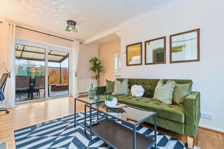 Sala de estar elegantemente projetada com móveis modernos em um apartamento no Building Kingston Road - redwood-stays-limited - 1303705 - LON em Surrey Heath District, Camberley Sala de estar elegantemente projetada com móveis modernos em um apartamento no Building Kingston Road - redwood-stays-limited - 1303705 - LON em Surrey Heath District, Camberley