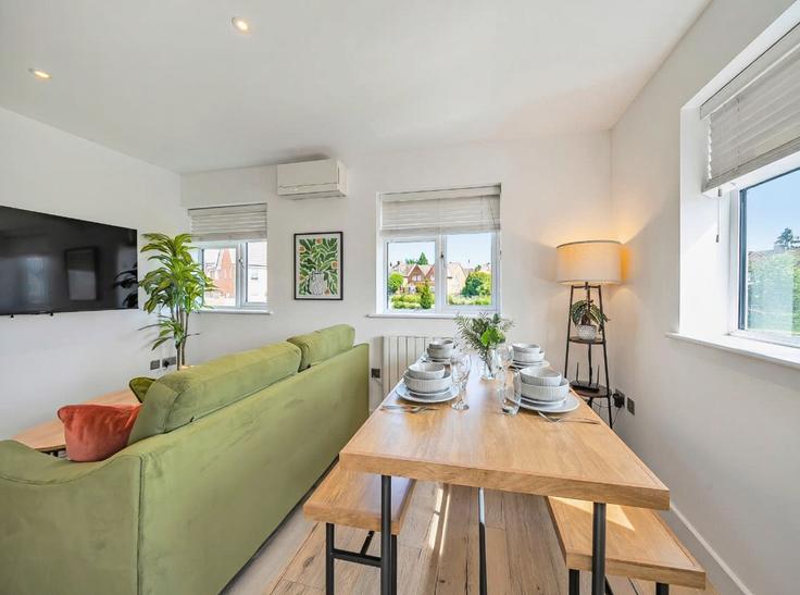 Basingstoke and Deane District, Basingstoke에 위치한 Building Kingsclere Road - redwood-stays-limited - 1303706 유닛의 세련된 인테리어가 돋보이는 거실