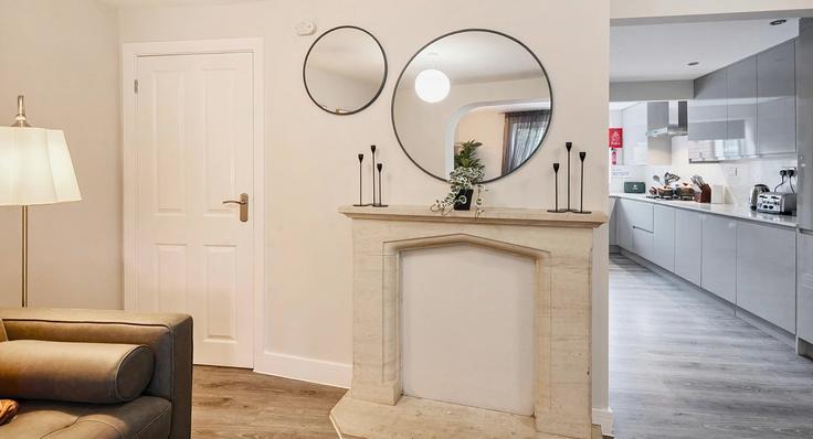 Sala de estar elegantemente projetada com móveis modernos em um apartamento no Building Robin's Bow - redwood-stays-limited - 1303710 em Surrey Heath District, Camberley Sala de estar elegantemente projetada com móveis modernos em um apartamento no Building Robin's Bow - redwood-stays-limited - 1303710 em Surrey Heath District, Camberley