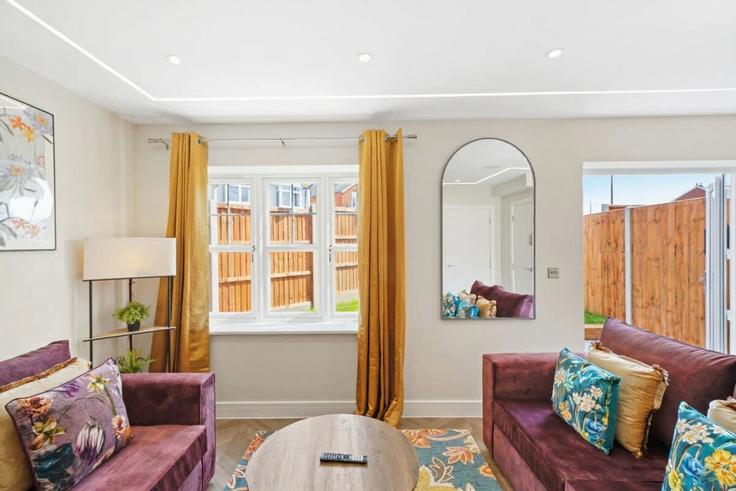 Salle de séjour élégante avec mobilier moderne dans un appartement à Building Cove Road - redwood-stays-limited - 1303718 à Rushmoor District, Farnborough