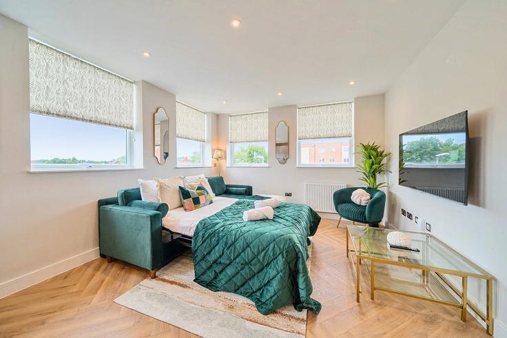 Elegant gestaltetes Wohnzimmer mit moderner Einrichtung in einer Wohnung im Building Camp Road - redwood-stays-limited - 1303711 in Rushmoor District, Farnborough Elegant gestaltetes Wohnzimmer mit moderner Einrichtung in einer Wohnung im Building Camp Road - redwood-stays-limited - 1303711 in Rushmoor District, Farnborough