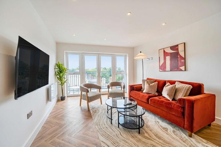 Elegant gestaltetes Wohnzimmer mit moderner Einrichtung in einer Wohnung im Building Camp Road - redwood-stays-limited - 1303703 - LON in Rushmoor District, Farnborough