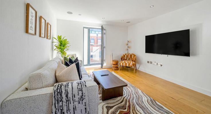 Salle de séjour élégante avec mobilier moderne dans un appartement à Building High Street - redwood-stays-limited - 1303707 - LON à Surrey Heath District, Camberley