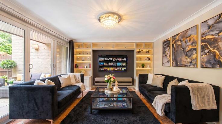Sala de estar elegantemente projetada com móveis modernos em um apartamento no Building William Mews - regal-realms - 1591596 em City of Westminster, London