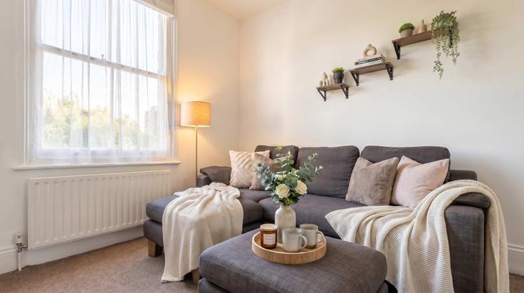 Elegante sala de estar con mobiliario moderno en un apartamento en Building Brook Drive - regal-realms - 1591608 en London Borough of Southwark, London