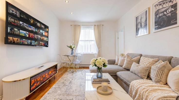 Elegant gestaltetes Wohnzimmer mit moderner Einrichtung in einer Wohnung im Building Holland Park Road - regal-realms - 1591604 in Royal Borough of Kensington and Chelsea, London