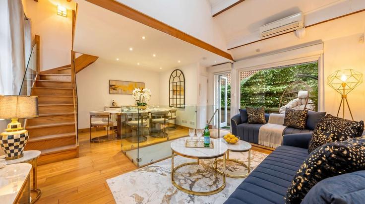 Elegante sala de estar con mobiliario moderno en un apartamento en Building Ovington Mews - regal-realms - 1591588 en Royal Borough of Kensington and Chelsea, London