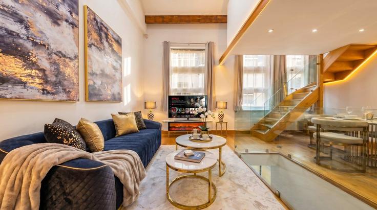 Elegante sala de estar con mobiliario moderno en un apartamento en Building Ovington Mews - regal-realms - 1591588 en Royal Borough of Kensington and Chelsea, London