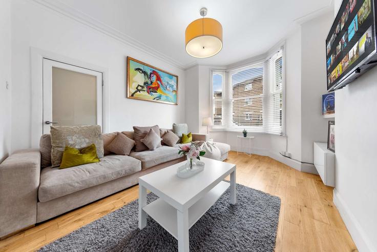 Elegante sala de estar con mobiliario moderno en un apartamento en Building Brook Drive - regal-realms - 1591583 en London Borough of Southwark, London