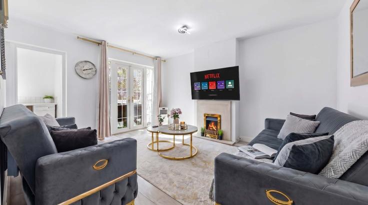 Salle de séjour élégante avec mobilier moderne dans un appartement à Building Holland Road - regal-realms - 1591586 à Royal Borough of Kensington and Chelsea, London Salle de séjour élégante avec mobilier moderne dans un appartement à Building Holland Road - regal-realms - 1591586 à Royal Borough of Kensington and Chelsea, London
