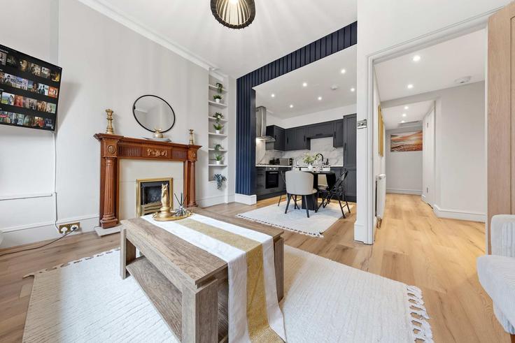Building Holland Road - regal-realms - 1591603 adresindeki bir dairede modern mobilyalarla zarif bir şekilde tasarlanmış oturma odası Royal Borough of Kensington and Chelsea, London