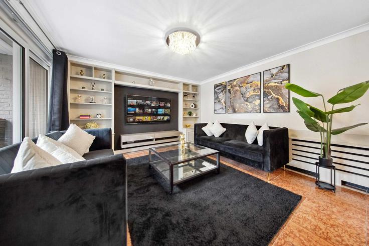 Sala de estar elegantemente projetada com móveis modernos em um apartamento no Building William Mews - regal-realms - 1591596 em City of Westminster, London Sala de estar elegantemente projetada com móveis modernos em um apartamento no Building William Mews - regal-realms - 1591596 em City of Westminster, London