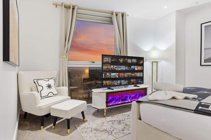 Elegant gestaltetes Wohnzimmer mit moderner Einrichtung in einer Wohnung im Building Wandsworth Road - regal-realms - 1591595 in London Borough of Wandsworth, London Elegant gestaltetes Wohnzimmer mit moderner Einrichtung in einer Wohnung im Building Wandsworth Road - regal-realms - 1591595 in London Borough of Wandsworth, London