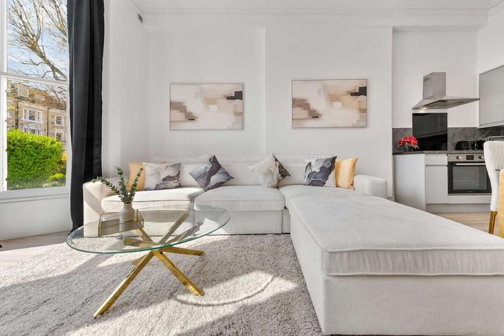 Building Elsham Road - regal-realms - 1591592 adresindeki bir dairede modern mobilyalarla zarif bir şekilde tasarlanmış oturma odası Royal Borough of Kensington and Chelsea, London