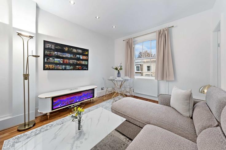 Building Holland Park Road - regal-realms - 1591604 adresindeki bir dairede modern mobilyalarla zarif bir şekilde tasarlanmış oturma odası Royal Borough of Kensington and Chelsea, London