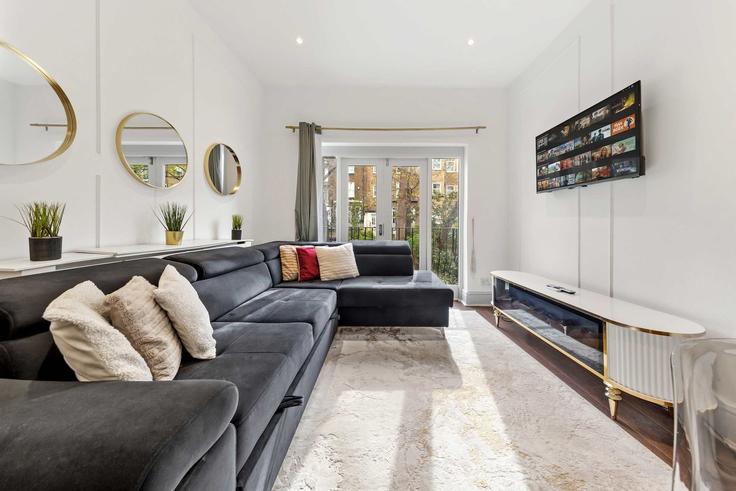 Building Holland Road - regal-realms - 1591605 adresindeki bir dairede modern mobilyalarla zarif bir şekilde tasarlanmış oturma odası Royal Borough of Kensington and Chelsea, London