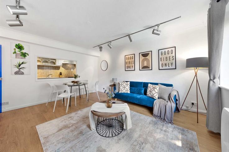 Sala de estar elegantemente projetada com móveis modernos em um apartamento no Building Holm Oak Close - regal-realms - 1591601 em London Borough of Wandsworth, London Sala de estar elegantemente projetada com móveis modernos em um apartamento no Building Holm Oak Close - regal-realms - 1591601 em London Borough of Wandsworth, London