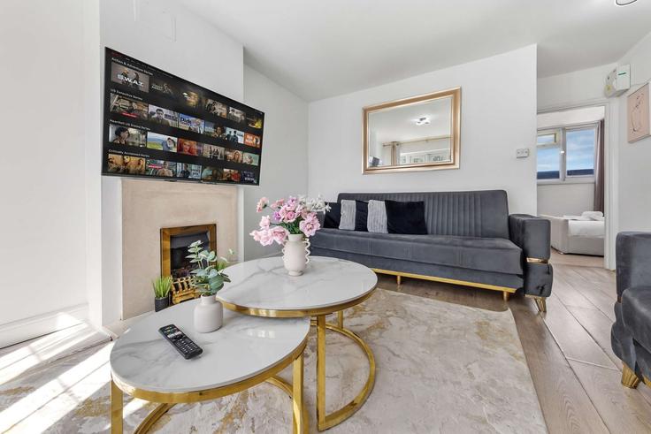 Building Holland Road - regal-realms - 1591586 adresindeki bir dairede modern mobilyalarla zarif bir şekilde tasarlanmış oturma odası Royal Borough of Kensington and Chelsea, London