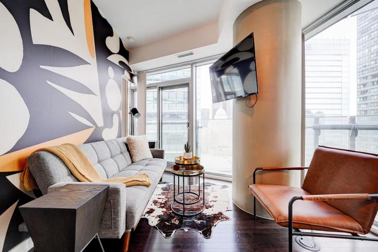 Salle de séjour élégante avec mobilier moderne dans un appartement à Building York Street - regal-stays - 1537663 à Old Toronto, Toronto