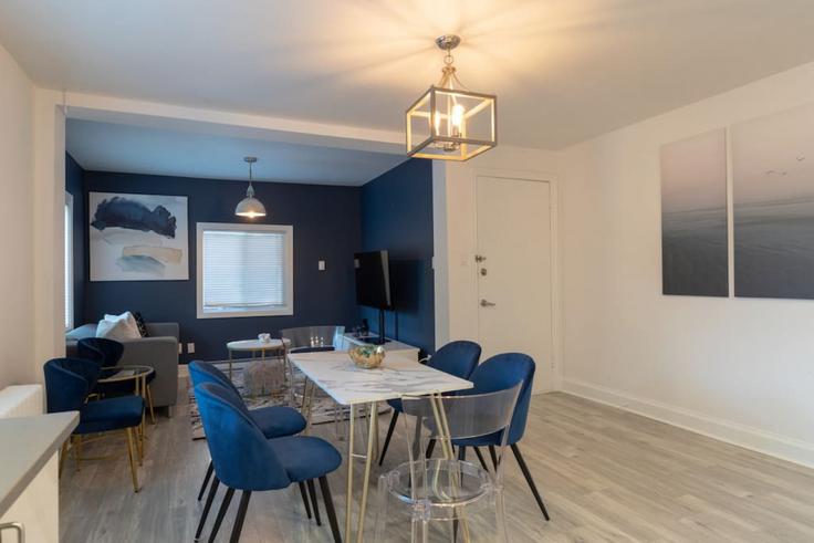 Sala de estar elegantemente projetada com móveis modernos em um apartamento no Building Ivy Crescent - regal-stays - 1604770 em Vanier, Ottawa Sala de estar elegantemente projetada com móveis modernos em um apartamento no Building Ivy Crescent - regal-stays - 1604770 em Vanier, Ottawa