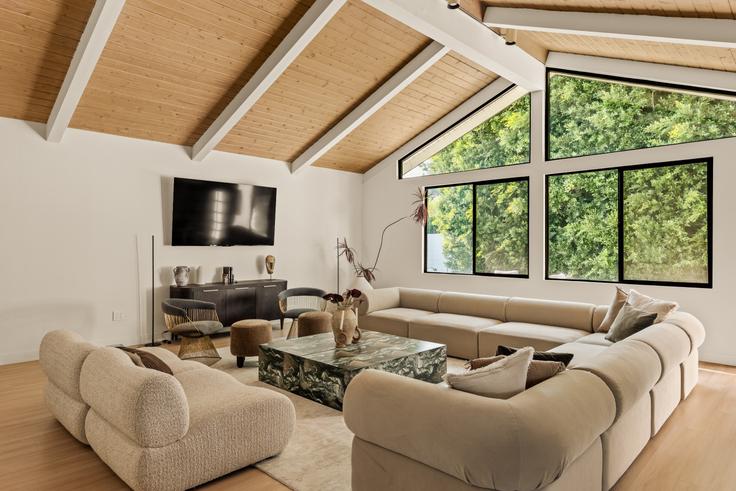 Los Angeles Los AngelesのBuilding James Stewart Avenue - regal-stays - 1537676のアパートメントにある、モダンな家具を備えたエレガントなデザインのリビングルーム Los Angeles Los AngelesのBuilding James Stewart Avenue - regal-stays - 1537676のアパートメントにある、モダンな家具を備えたエレガントなデザインのリビングルーム