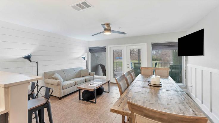 New Braunfels New BraunfelsのBuilding East Mather Street - reliance-vacation-properties-llc - 1351225のアパートメントにある、モダンな家具を備えたエレガントなデザインのリビングルーム