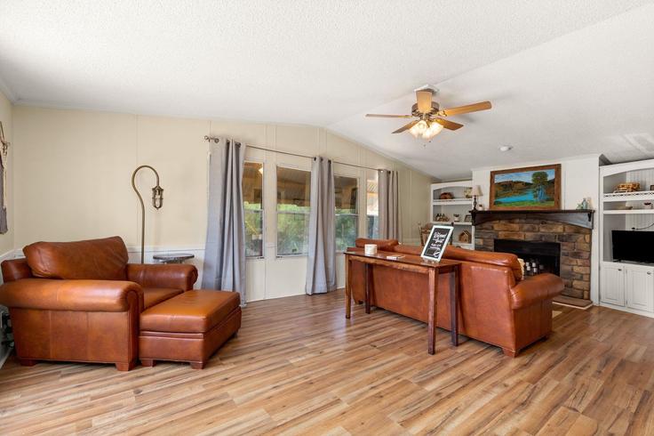 Salle de séjour élégante avec mobilier moderne dans un appartement à Building Firefly Drive - reliance-vacation-properties-llc - 1365728 à Canyon Lake, Canyon Lake Salle de séjour élégante avec mobilier moderne dans un appartement à Building Firefly Drive - reliance-vacation-properties-llc - 1365728 à Canyon Lake, Canyon Lake