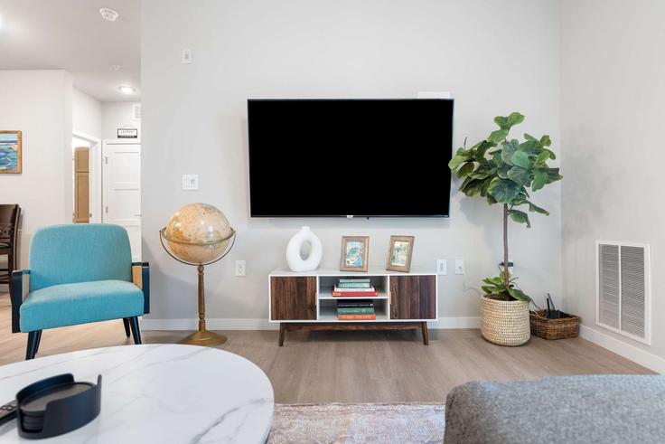 Sala de estar elegantemente projetada com móveis modernos em um apartamento no Building Sand Pearl Lane - remotely - 1377399 em Madison, Madison