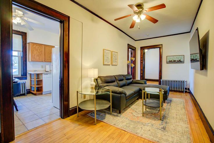 Sala de estar elegantemente projetada com móveis modernos em um apartamento no Building Williamson Street - remotely - 1377389 em Madison, Madison