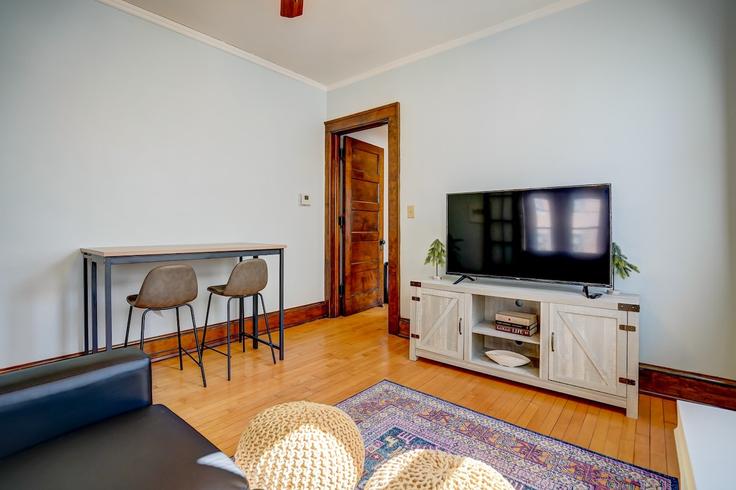 Sala de estar elegantemente projetada com móveis modernos em um apartamento no Building Williamson Street - remotely - 1377405 em Madison, Madison