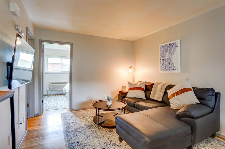 Elegant gestaltetes Wohnzimmer mit moderner Einrichtung in einer Wohnung im Building West Adler Street - remotely - 1377397 in Milwaukee, Milwaukee