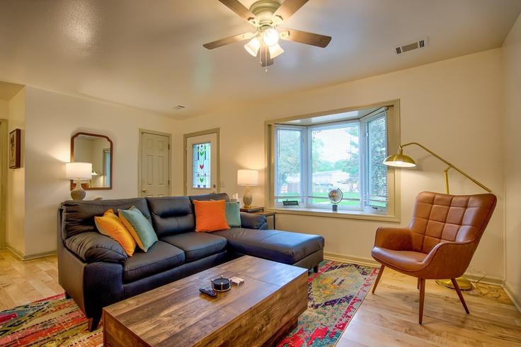 Sala de estar elegantemente projetada com móveis modernos em um apartamento no Building Craig Avenue - remotely - 1377414 em Madison, Madison