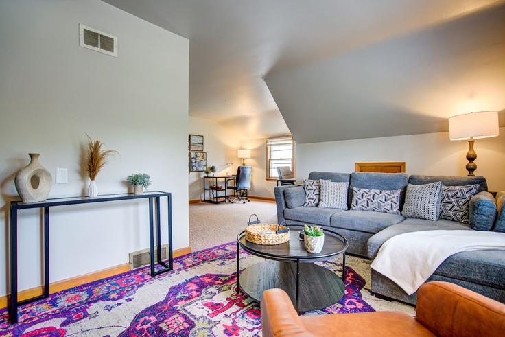 Elegant gestaltetes Wohnzimmer mit moderner Einrichtung in einer Wohnung im Building South 30th Street - remotely - 1377384 in Milwaukee, Milwaukee