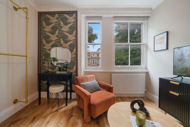 Building Cambridge Gardens - remotlys - 1283820 - LON adresindeki bir dairede modern mobilyalarla zarif bir şekilde tasarlanmış oturma odası Royal Borough of Kensington and Chelsea, London