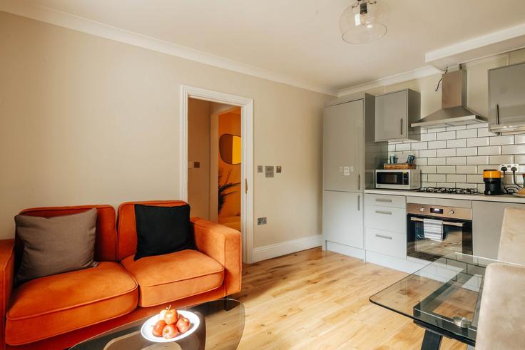 Royal Borough of Kensington and Chelsea, London에 위치한 Building Cambridge Gardens - remotlys - 1283817 - LON 아파트의 세련된 인테리어가 돋보이는 거실 Royal Borough of Kensington and Chelsea, London에 위치한 Building Cambridge Gardens - remotlys - 1283817 - LON 아파트의 세련된 인테리어가 돋보이는 거실